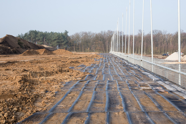 Steile wandconstructie met schanskorven High Tech Campus Eindhoven